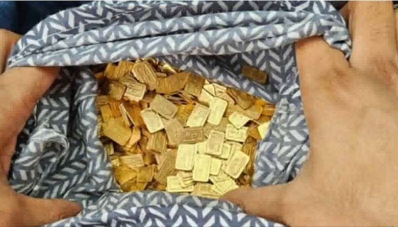 सोने की चमक में अंधा हुआ शिक्षक 5 किलो सिक्के