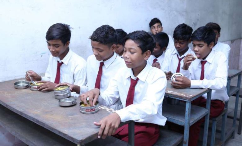 हाई स्कूल के छात्रावासी बच्चों को अब स्कूल में मिलेगा पौष्टिक भोजन 1 हाई स्कूल के छात्रावासी बच्चों को अब स्कूल में मिलेगा