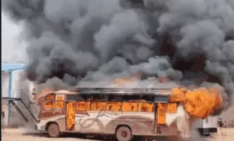 MP : नीमच में ग्रामीणों ने बस में तोड़फोड़ कर आग लगाई, 3 मजदूरों को टक्कर मारी थी, एक की मौत, चक्काजाम किया 1 Screenshot 20250911 194916.Chrome28129