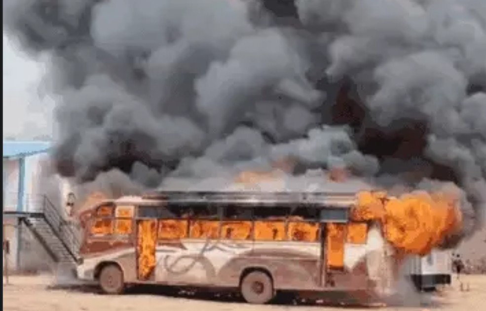 MP : नीमच में ग्रामीणों ने बस में तोड़फोड़ कर आग लगाई, 3 मजदूरों को टक्कर मारी थी, एक की मौत, चक्काजाम किया 6 Screenshot 20250911 194916.Chrome28129