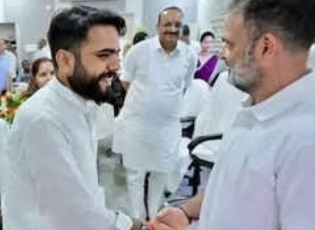 Rahul Gandhi: दिशा की बैठक में राहुल गांधी और यूपी सरकार के मंत्री के बीच कहासुनी, बेटे ने गर्मजोशी से हाथ मिलाया राहुल से 1 Screenshot 20250912 153740.Chrome28129