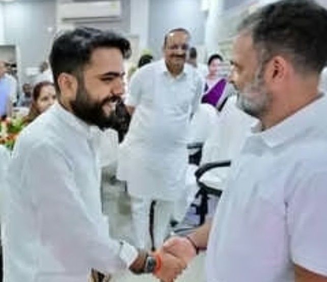 Rahul Gandhi: दिशा की बैठक में राहुल गांधी और यूपी सरकार के मंत्री के बीच कहासुनी, बेटे ने गर्मजोशी से हाथ मिलाया राहुल से 7 Screenshot 20250912 153740.Chrome28129