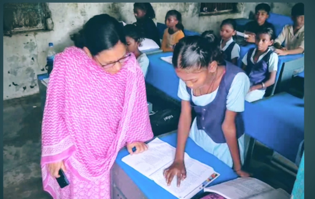 MP : मैहर की कलेक्टर बन गईं मास्टरनी, स्कूल में छात्रों को पढ़ाया, शिक्षकों की भी लगाई क्लास 6 Screenshot 20250916 231910.Chrome28129