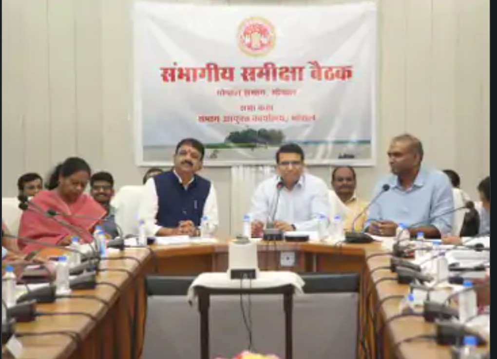 Bhopal के विकास कार्यों को लेकर एसीएस ने ली मीटिंग:कहा- सड़क, पानी-बिजली की सुविधा में कमी न रहे; सांसद भी शामिल रहे 6 Screenshot 20250919 204424.Chrome28129