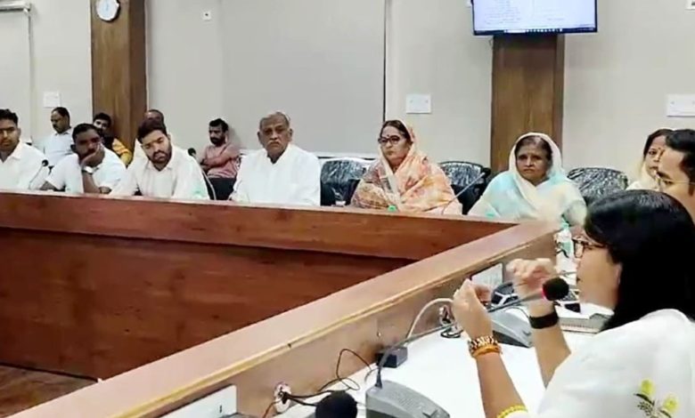 MP : पार्षद पतियों पर फूटा कलेक्टर का गुस्सा..कुर्सी से उठा कर पीछे बैठाया, भरी मीटिंग में लगाई फटकार 1 Screenshot 20250924 103642.Chrome28129