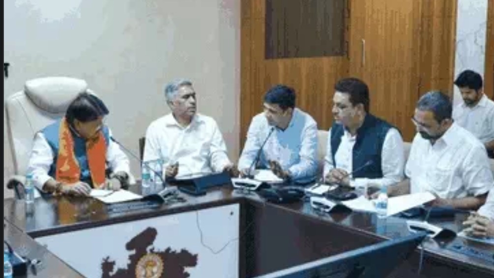 MP : मंत्रालय में महापौरों की हुई बैठक, मंत्री और ACS से कहा-अवैध कॉलोनियों पर सख्त कानून नहीं बनाया तो मुसीबत हो जाएगी, आयुक्त उनकी नहीं सुनते 7 Screenshot 20250924 104419.Chrome28129