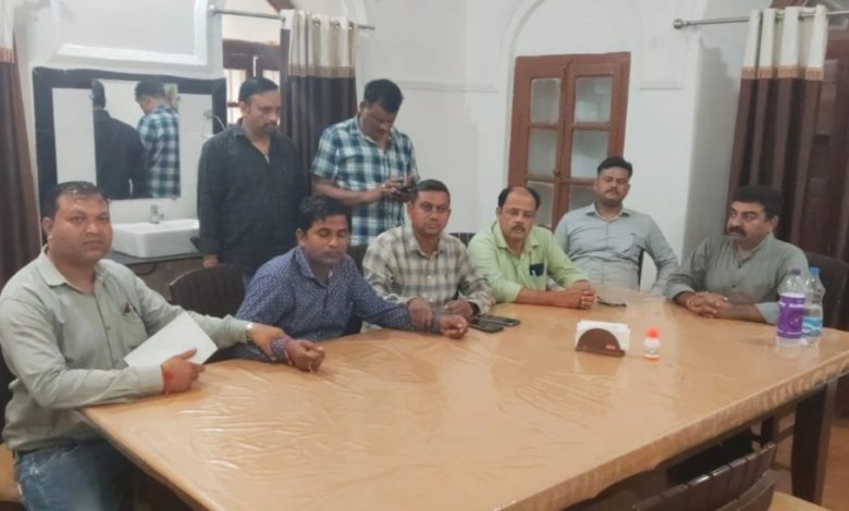 MP: 50 हजार की रिश्वत लेते रंगे हाथों पकड़ा गया अधिकारी, जेब में रखे घूस के पैसे, पेंट उतरवा दी 1 Screenshot 20250925 124652.Chrome28129