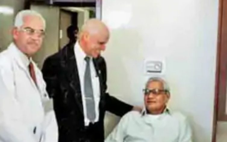 Dr. Ranawat : अटलजी के घुटनों की सर्जरी करने वाले जोड़ों के जादूगर डॉ. चितरंजन सिंह राणावत का न्यूयॉर्क में निधन 1 Screenshot 20250927 115718.Chrome28129