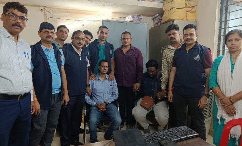 Indore: ARO, प्रभारी बिल कलेक्टर 40 हजार की रिश्वत लेते पकड़ाए, EOW की निगम के रेवेन्यू विभाग पर कार्रवाई 1 IMG 20251003 WA0016