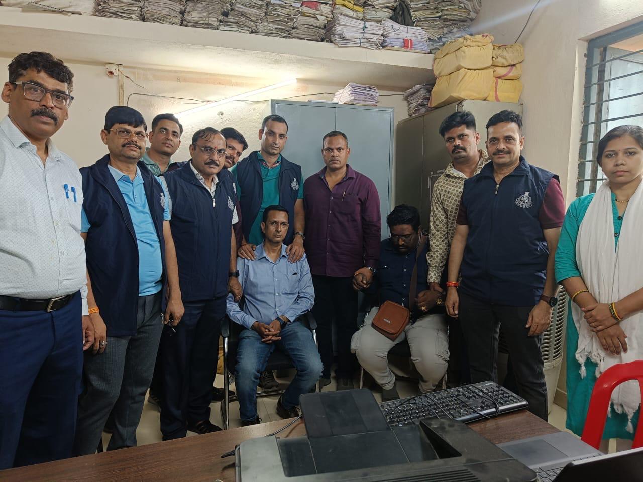 Indore: ARO, प्रभारी बिल कलेक्टर 40 हजार की रिश्वत लेते पकड़ाए, EOW की निगम के रेवेन्यू विभाग पर कार्रवाई 6 IMG 20251003 WA0016