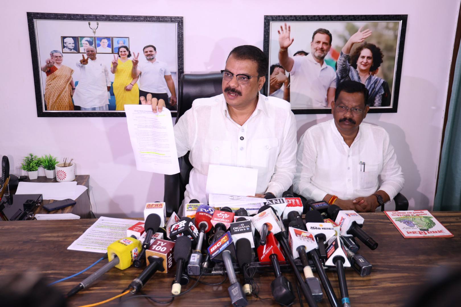 Madhya pradesh में 50 लाख वोटर हटाने की तैयारी: उमंग सिंघार, सवाल उठाया- 1 महीने में वोटर्स की जांच कैसे संभव? 6 IMG 20251029 WA0053