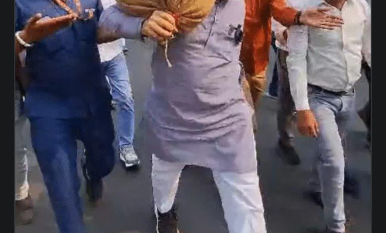 MP : शिवराज के घर प्रदर्शन, जीतू पटवारी पर FIR, भोपाल में किसानों के साथ गेहूं की बोरी लेकर पहुंचे थे 1 Screenshot 20251015 234306.DainikBhaskar28129