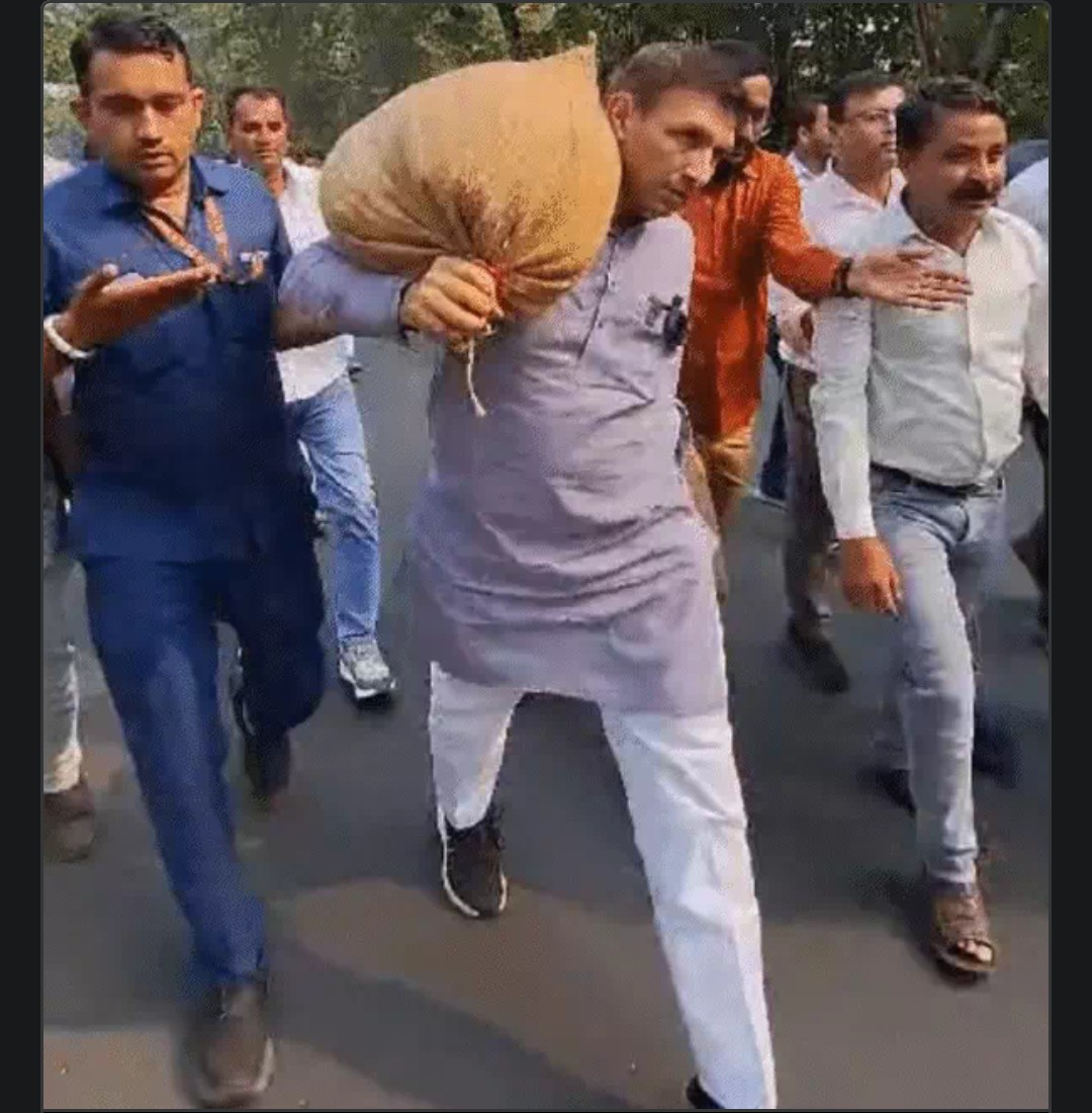 MP : शिवराज के घर प्रदर्शन, जीतू पटवारी पर FIR, भोपाल में किसानों के साथ गेहूं की बोरी लेकर पहुंचे थे 7 Screenshot 20251015 234306.DainikBhaskar28129