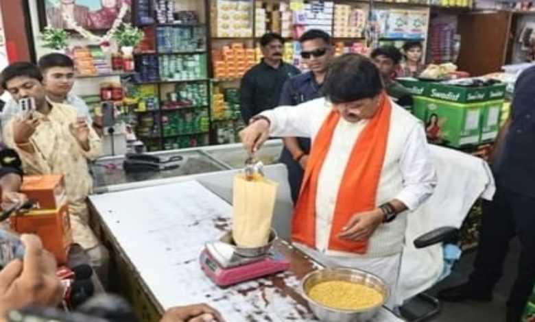 MP : इंदौर में धनतेरस पर अपनी पुश्तैनी किराना दुकान पर बैठे मंत्री विजयवर्गीय, ग्राहकों से चर्चा की, सामान भी बेचा 1 Screenshot 20251018 195042.Chrome28129