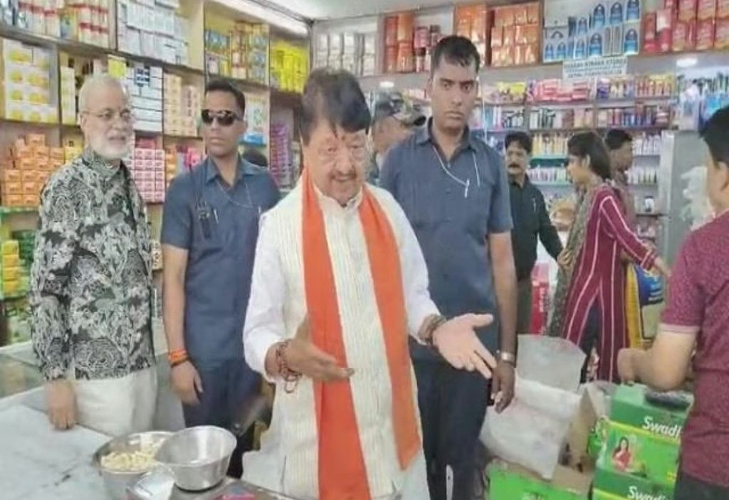 MP : इंदौर में धनतेरस पर अपनी पुश्तैनी किराना दुकान पर बैठे मंत्री विजयवर्गीय, ग्राहकों से चर्चा की, सामान भी बेचा 2 screenshot 20251018 195103916969107087655448
