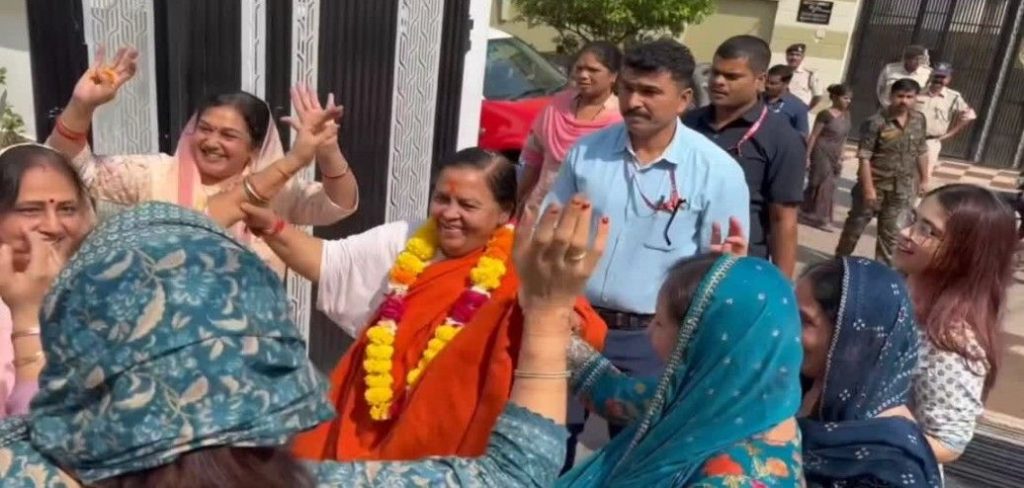 MP : छतरपुर में जब झूमकर नाचीं उमा भारती... 2 screenshot 20251021 1308093724930361351342211