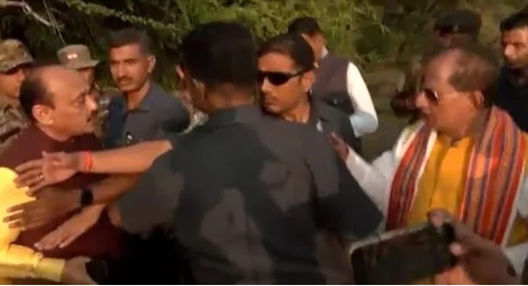 Bihar : दारू पीकर गुंडई करोगे... जब बीच सड़क राजद MLC और डिप्टी CM विजय सिन्हा भिड़ गए 6 Screenshot 20251106 213434.Chrome28129