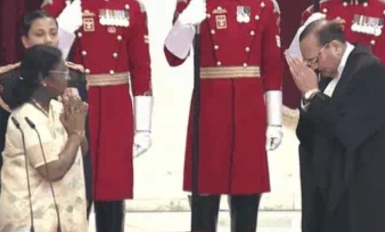 CJI : देश के 53वें मुख्य न्यायाधीश बने जस्टिस सूर्यकांत:शपथ के बाद भाई-बहन के पैर छुए, पूर्व CJI गवई से गले मिले 1 Screenshot 20251124 162410.Chrome28129