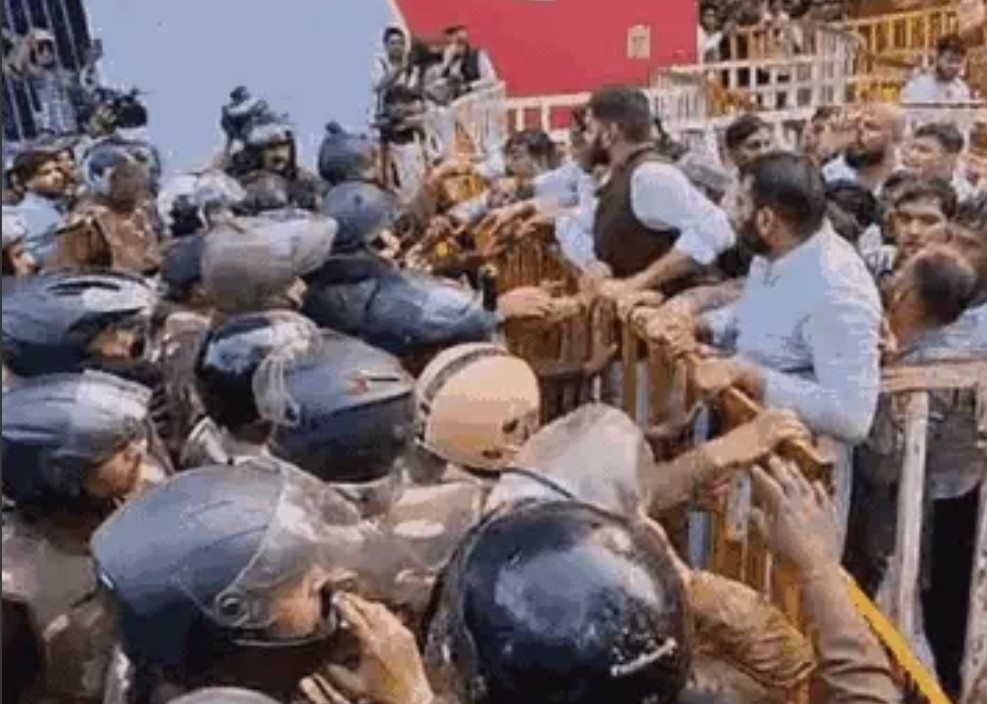 Bhopal: चुनाव आयोग दफ्तर घेरने जा रहे युवा कांग्रेस कार्यकर्ताओं पर पुलिस ने चलाई वाटर कैन, बेरिकेड से गिरे कई लोग 6 Screenshot 20251127 200401.Chrome28129