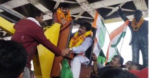 MP : माल्यार्पण के दौरान क्रेन में फंसे बीजेपी सांसद, ऑपरेटर को जड़ दिया थप्पड़ 2 screenshot 20251101 1320376560790201579111274