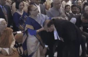 CJI : देश के 53वें मुख्य न्यायाधीश बने जस्टिस सूर्यकांत:शपथ के बाद भाई-बहन के पैर छुए, पूर्व CJI गवई से गले मिले 3 screenshot 20251124 1624303247443185885682046