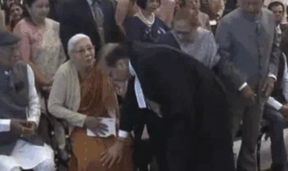 CJI : देश के 53वें मुख्य न्यायाधीश बने जस्टिस सूर्यकांत:शपथ के बाद भाई-बहन के पैर छुए, पूर्व CJI गवई से गले मिले 2 screenshot 20251124 1624306188098944811879349