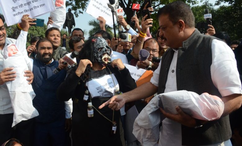 विधानसभा में कफ सिरप से मौतों का विरोध: शीतकालीन सत्र के पहले दिन बच्चों के पुतले लेकर पहुंचे कांग्रेस विधायक 1 Screenshot 20251201 124604.WhatsApp28129