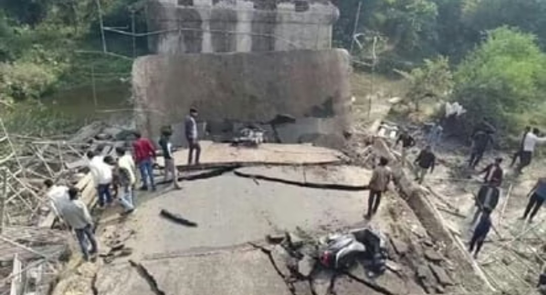 MP: बरेली में बड़ा हादसा, पिपरिया रोड पर बना नयागांव पुल भरभरा कर गिरा, दस लोग घायल 7 Screenshot 20251201 131022.Chrome28129