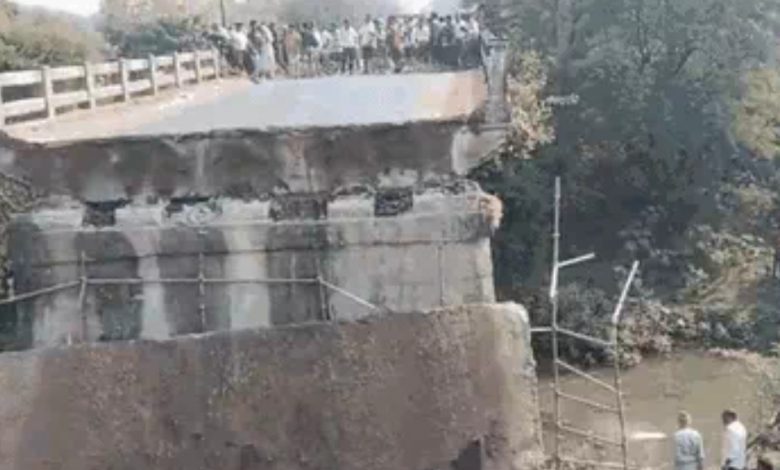 MP updeted news : रायसेन में पुल ढहने से एक की मौत, बरेली-पिपरिया हाईवे बंद, शासन ने प्रबंधक को सस्पेंड किया 1 Screenshot 20251201 131220.Chrome28129