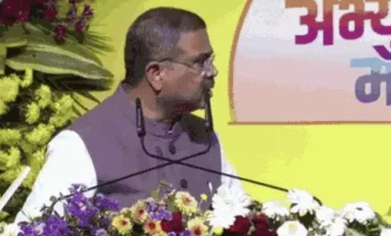 Dharmendra Pradhan बोले- 50 लाख बच्चों ने 5वीं तक सेब नहीं देखे होंगे', बच्चे को जब जरूरत, तब एक गिलास दूध तक नहीं मिल पाता.. 1 Screenshot 20251207 210842.Chrome28129