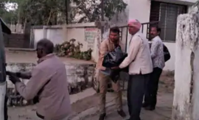 MP : टीकमगढ़ में खाद लाइन में खड़े किसान की मौत:तीन दिन से लगा रहा था चक्कर, अस्पताल में इलाज के दौरान तोड़ा दम 1 Screenshot 20251208 222136.Chrome28129