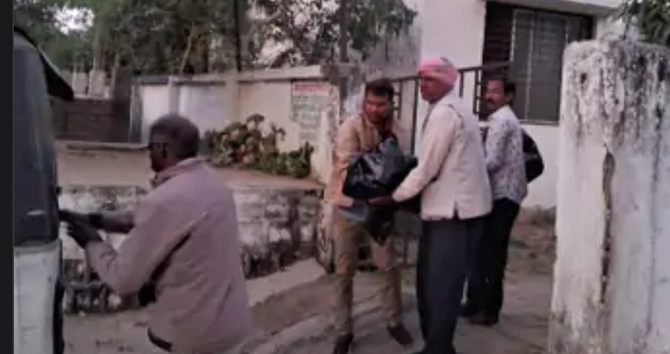 MP : टीकमगढ़ में खाद लाइन में खड़े किसान की मौत:तीन दिन से लगा रहा था चक्कर, अस्पताल में इलाज के दौरान तोड़ा दम 6 Screenshot 20251208 222136.Chrome28129