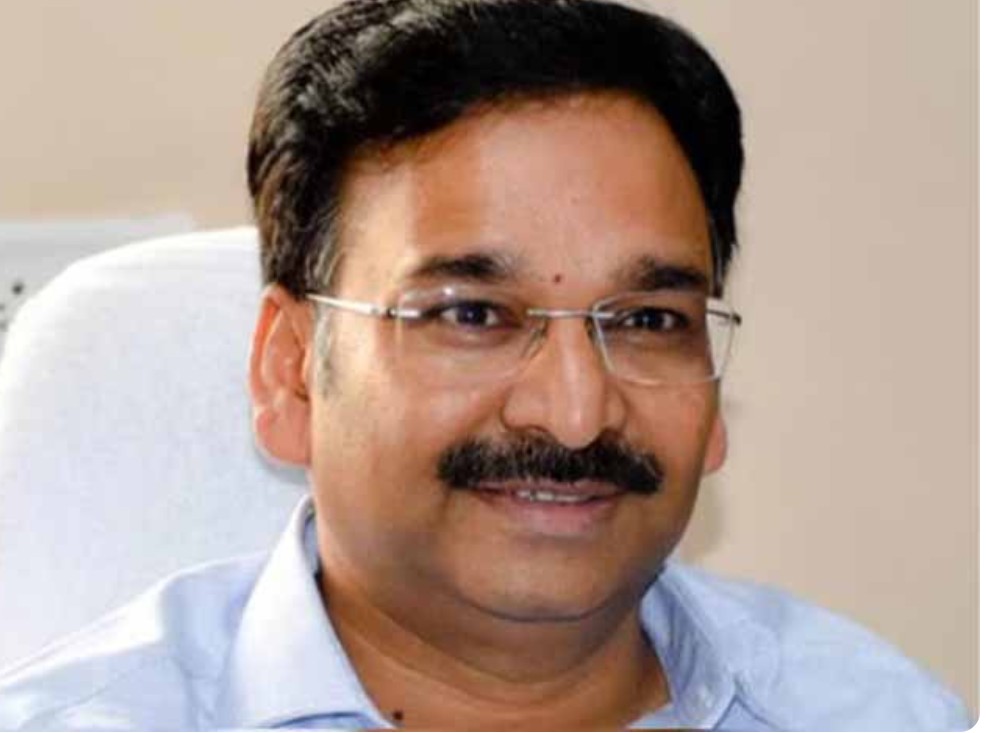 निलंबित IAS विनय चौबे ने परिवार के साथ की 10 विदेश यात्रा, करोड़ों का खर्च साली ने उठाया 6 Screenshot 20251210 155002.Chrome28129