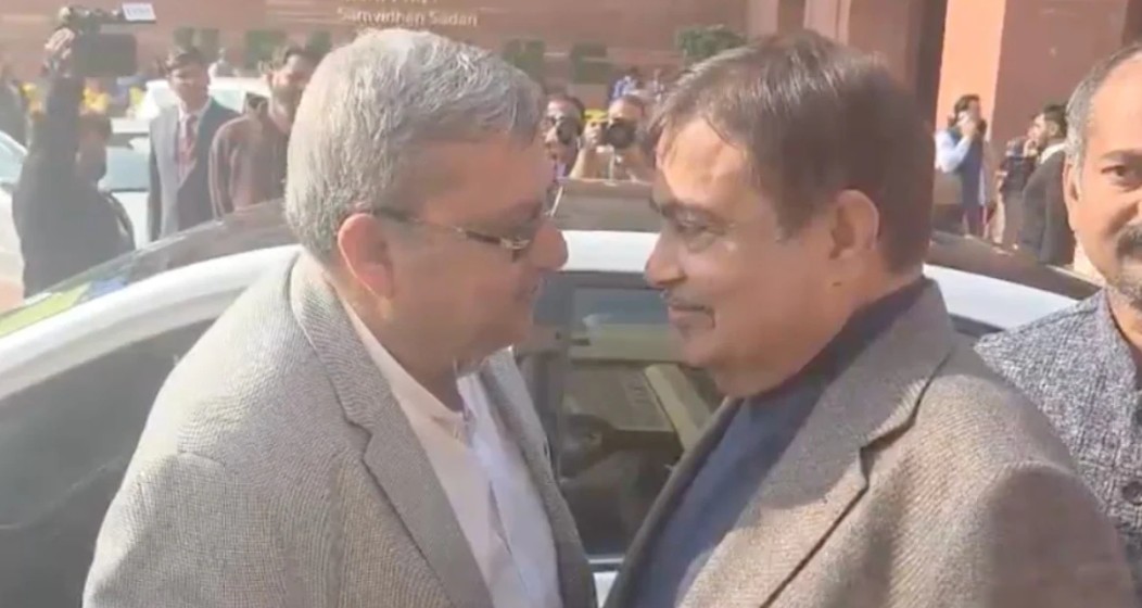 Sansad : मकर द्वार पर गडकरी को TMC सांसद ने रोका, पूछा- एक भी घुसपैठिया मिला? जवाब पर लगे ठहाके 6 Screenshot 20251217 192722.Chrome28129