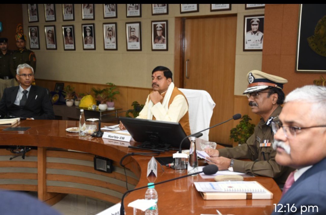 MP : मुख्यमंत्री ने किया पुलिस अफसरों से संवाद, मोबाइल फॉरेंसिक वैन को झंड़ी दिखाकर किया रवाना 6 Screenshot 20251218 160019.WhatsApp28129