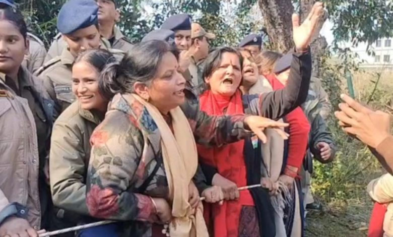 Ankita हत्याकांड: वनंतरा रिजॉर्ट पहुंचे लोगों का प्रदर्शन, पुलिस से हुई नोकझोंक, दोषियों को फांसी की मांग, कौन है वीआईपी जिसका जिक्र वीडिओ में..? 1 Screenshot 20251228 200800.Chrome28129