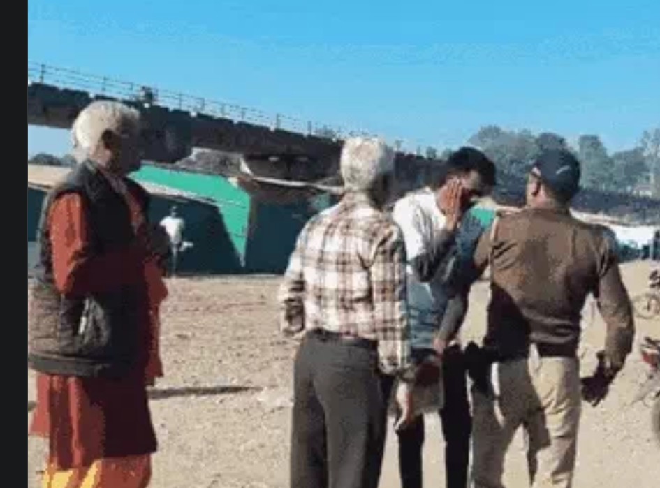 MP: IAS अफसर ने युवक को मारे चांटे, नरसिंहपुर में पुजारी से कहा- तुम्हें रेत में गड़वा दूंगा 7 Screenshot 20251229 201758.Chrome28129