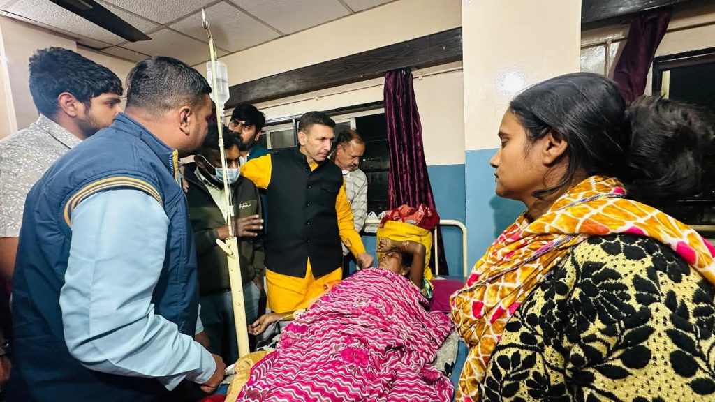 MP : इंदौर में दूषित पानी से 3 की मौत, 35 भर्ती, भागीरथपुरा में शौचालय के नीचे पाइपलाइन में लीकेज, मंत्री विजयवर्गीय और पीसीसी अध्यक्ष पटवारी पहुंचे मरीजों से मिलने 3 img 20251230 wa00197397547134200777640