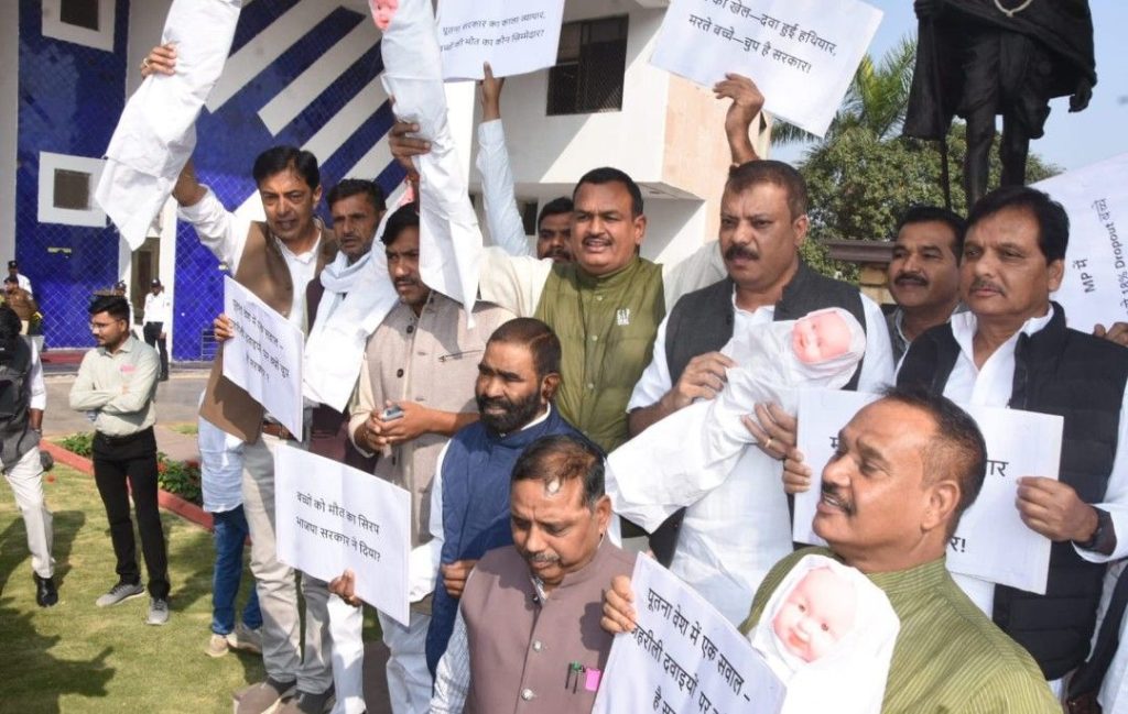 विधानसभा में कफ सिरप से मौतों का विरोध: शीतकालीन सत्र के पहले दिन बच्चों के पुतले लेकर पहुंचे कांग्रेस विधायक 2 screenshot 20251201 1246121447958946599295207