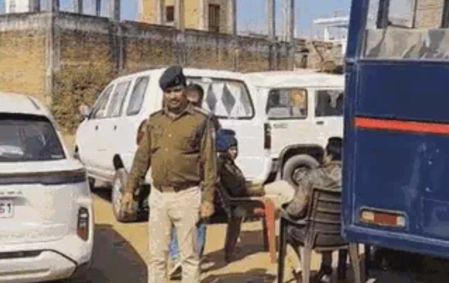 EOW Raid : हाईस्कूल प्रिंसिपल के पास 10 फोर-व्हीलर, 4सीधी में साढे़ तीन करोड़ के मकान, 12 लाख के जेवर मिले 2 screenshot 20251205 1930238610805774967407480