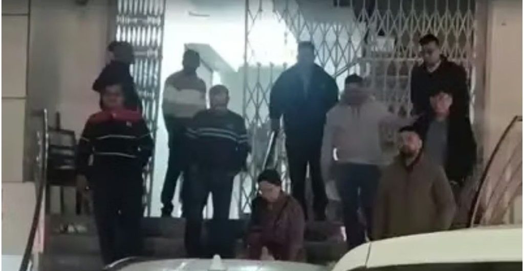 MP : जबलपुर में 10 लाख की घूस मांगी…4 लाख लेते 2 अधिकारी गिरफ्तार, व्यवसायी से ट्रांजैक्शन सेटलमेंट के बदले मांगे थे रुपए 2 screenshot 20251218 0010432881479904412232835