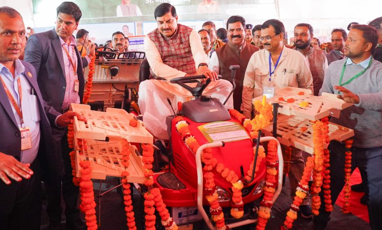 Bhopal : सीएम यादव ने 1101 ट्रैक्टरों को हरी झंडी दिखाई, ट्रैक्टर चलाकर रैली में शामिल हुए, कहा- कोदो-कुटकी की खरीद MSP पर 1 IMG 20260111 WA0011