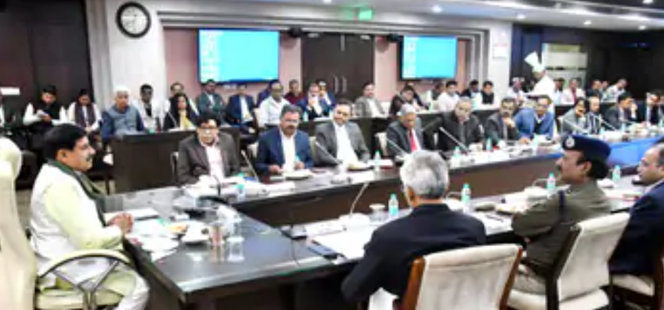 MP : सीएम की अफसरों को नसीहत, समय पर आएं दफ्तर:नए साल की संकल्प मीटिंग में कहा- अन्ना हजारे के काम से सीख लें, निरीक्षण करने जाएं 6 Screenshot 20260107 200148.Chrome28129