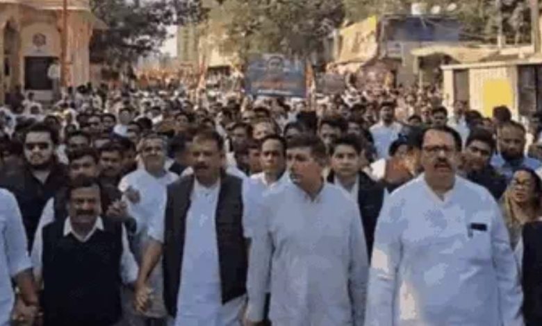 Indore: कांग्रेस की न्याय यात्रा...घंटा-मंत्री मुर्दाबाद के नारे लगे, गंदे पानी से मौतों के खिलाफ विरोध प्रदर्शन, गाड़ी की छत पर चढ़े पूर्व सीएम 1 Screenshot 20260111 154145.Chrome28129