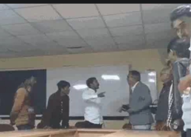 MP : नर्मदापुरम में एबीवीपी प्रांत पदाधिकारी की दबंगई..प्राचार्य से बोला- किसी की गाड़ी अंदर आई तो मूंछ कटवा दूंगा, गेट में डाल दूंगा ताला 6 Screenshot 20260115 230048.Chrome28129