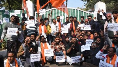 Bhopal : गोमांस मामले में हिंदू संगठनों का महापौर के बंगले पर प्रदर्शन, नेमप्लेट और पोस्टर पर कालिख पोती, दीवार पर लिखा इस्तीफा दो 4 Screenshot 20260121 152955.WhatsApp28129