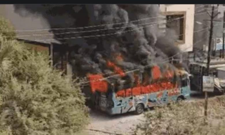 Ujjain: तराना में बस फूंकी-दुकान जलाई, मंदिर पर पथराव, CCTV में पथराव करते दिखे युवक, 13 बसों में तोड़फोड़, 15 गिरफ्तार 1 Screenshot 20260123 194821.Chrome28129