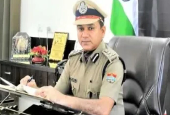 वर्दी घोटाले में DIG सस्पेंड, सीएम के आदेश पर हुई कार्रवाई 1 Screenshot 20260126 194441.Chrome28129