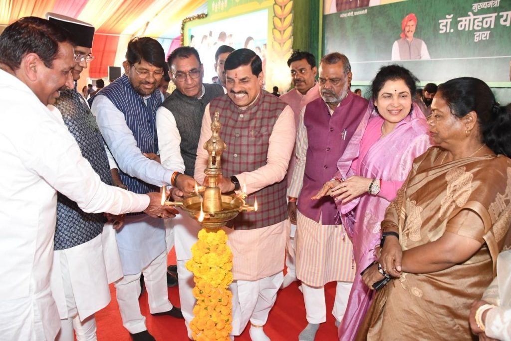 Bhopal : सीएम यादव ने 1101 ट्रैक्टरों को हरी झंडी दिखाई, ट्रैक्टर चलाकर रैली में शामिल हुए, कहा- कोदो-कुटकी की खरीद MSP पर 3 img 20260111 wa0006427946637365507892