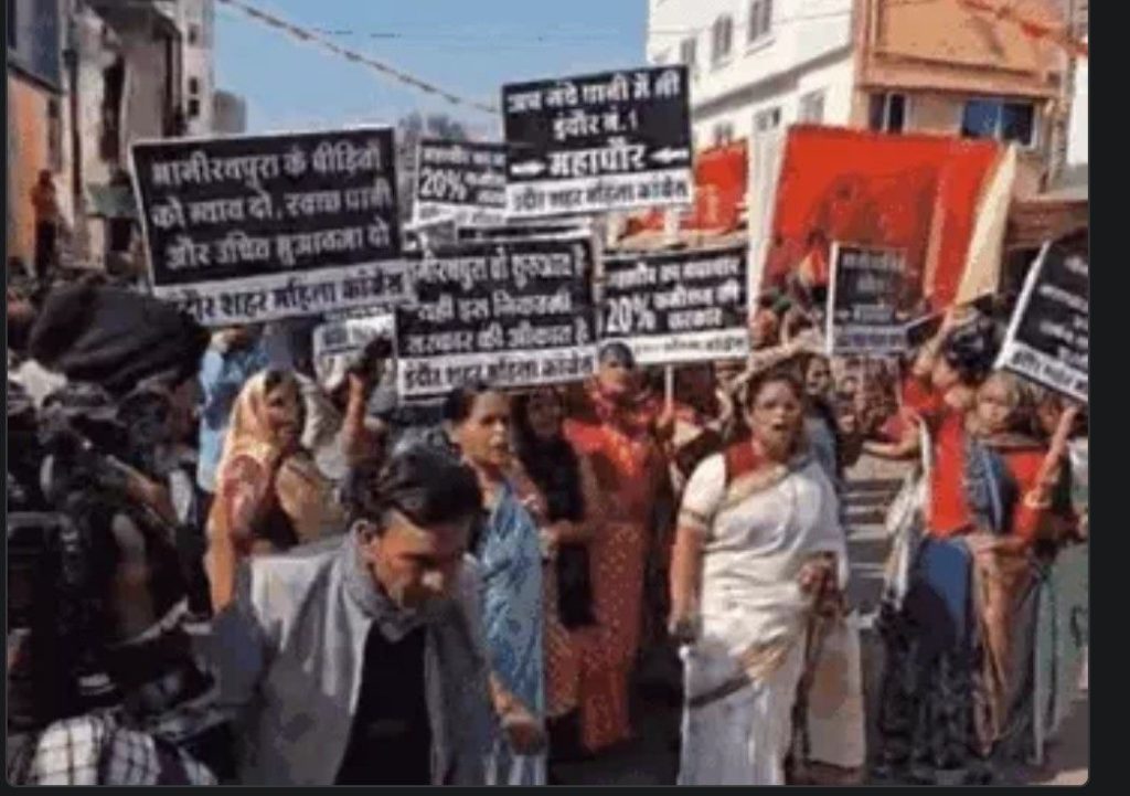 Indore: कांग्रेस की न्याय यात्रा...घंटा-मंत्री मुर्दाबाद के नारे लगे, गंदे पानी से मौतों के खिलाफ विरोध प्रदर्शन, गाड़ी की छत पर चढ़े पूर्व सीएम 2 screenshot 20260111 1541514020353674760305833